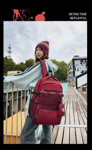 Großer roter Rucksack im College-Stil für Studenten und Reisen an einer jungen Frau