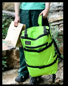 Grote neon groene outdoor wandelrugzak met zwarte banden en gespen detailweergave