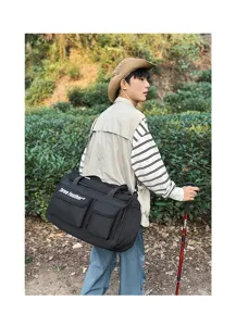 Outdoor-Lifestyle-Aufnahme eines Mannes mit einer schwarzen Three Feather Reisetasche