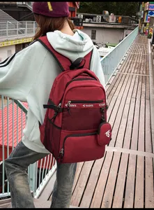 Rückansicht eines weinroten großen Reiserucksacks im akademischen Stil für Damen