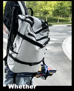 Achteraanzicht van de outdoor rugzak met riemen die wandelstokken stevig vasthouden