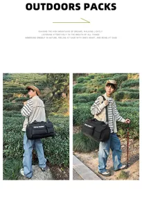 Schwarze Outdoor-Reisetasche mit großem Fassungsvermögen an einem Modell in der Natur
