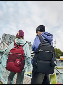Rückansicht von roten und schwarzen Schulrucksäcken mit großem Fassungsvermögen im Freien