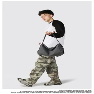 Lässige graue minimalistische Umhängetasche für Pendeln und Yoga, an einem Model
