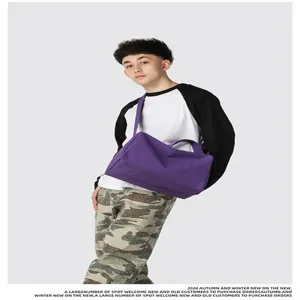 Detailansicht der lila minimalistischen Umhängetasche, getragen von einem männlichen Model im Alltag
