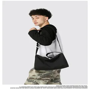 Minimalistische schwarze Umhängetasche für Herren für den täglichen Arbeitsweg
