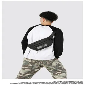 Vista detallada del bolso de pecho negro CONK LAB usado por un modelo masculino