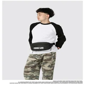 Modelo masculino con un bolso de cintura negro estilo callejero y texto CONK LAB.