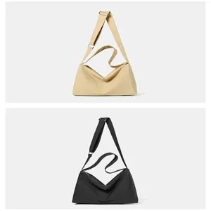 Minimalistische Hobo-Tasche für Pendler und Yoga in den Farben Khaki und Schwarz erhältlich.