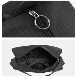 Detailansicht des silbernen Ring-Reißverschlusses und Innenfachs dieser schwarzen Tasche.