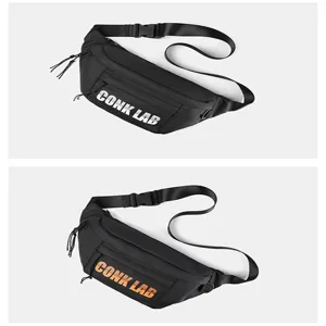 Detalle del bolso de pecho streetwear negro con un llamativo estampado CONK LAB.