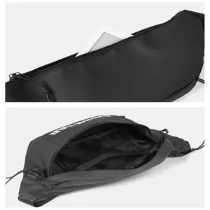 Vista detallada de la bandolera negra estilo moto con bolsillo interior de malla