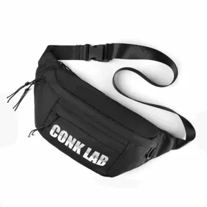 Vista detallada del bolso de pecho negro estilo urbano con logo blanco CONK LAB impreso