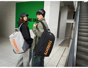 Mann und Frau mit schwarzen und grauen Sportrucksäcken in einer urbanen Umgebung