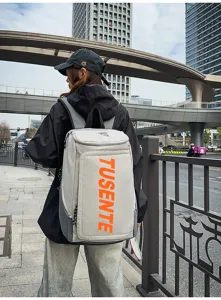 Stylischer hellgrauer Outdoor-Sportrucksack mit auffälligem orangem TUSENTE-Schriftzug