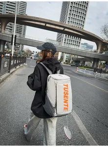 Großer Fitness-Rucksack für Outdoor-Aktivitäten in stilvoller urbaner Umgebung