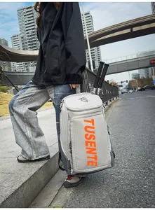 Grauer Outdoor-Sportrucksack mit großem Stauraum für Tennisschläger in der Stadt