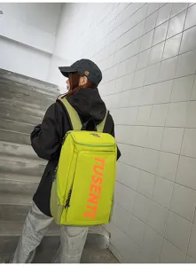 Großer neongrüner Outdoor-Sportrucksack, präsentiert von einem Model im Freien