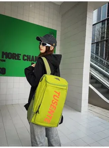 Asiatisches Model mit einem neongrünen TUSENTE Outdoor-Sportrucksack im urbanen Stil
