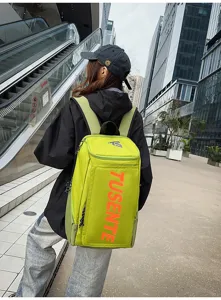 Großer limonengrüner Sportrucksack mit orangefarbenem TUSENTE-Schriftzug im Detail