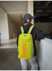 Neongrüner Sportrucksack mit großem Fassungsvermögen und TUSENTE-Logo in der Detailansicht