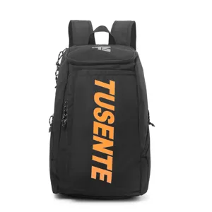 Vorderansicht des schwarzen Sportrucksacks mit markantem orangefarbenem TUSENTE-Schriftzug.