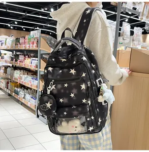 Ragazza che indossa uno zaino nero con eleganti motivi a stelle bianche in negozio
