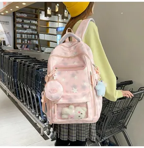 Ragazza con zaino rosa a stelle e dettaglio di orsetto di peluche carino