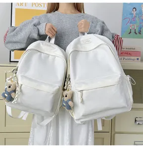 Deux sacs à dos d'école blancs minimalistes en grande et petite taille avec de mignons oursons.