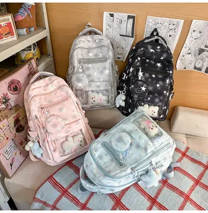 Varietà di zaini carini con motivi a stelle e accessori di orsetti di peluche