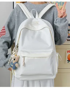 Sac à dos d'école blanc minimaliste pour filles porté dans un cadre de vie réel