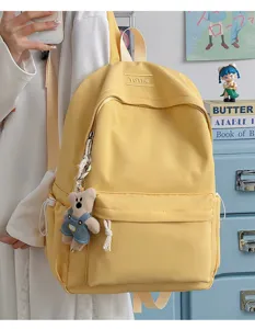 Détail d'un sac à dos scolaire jaune de grande capacité pour filles en couleurs acidulées