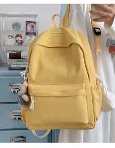 Grand sac à dos scolaire jaune vif minimaliste avec un joli porte-clés en peluche