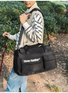 Große schwarze Outdoor-Reisetasche, getragen von einem Wanderer auf einem Waldweg