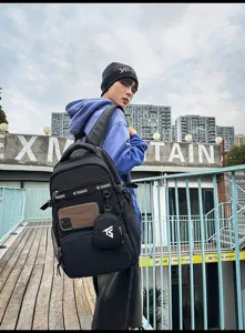 Asiatisches männliches Model trägt einen schwarzen großvolumigen Campus-Rucksack im urbanen Freien