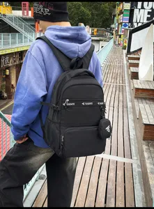 Detailansicht eines stilvollen schwarzen Schulrucksacks mit großem Fassungsvermögen für Reisen