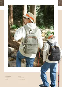 Détail de style de vie professionnel d'un sac à dos décontracté à carreaux en forêt