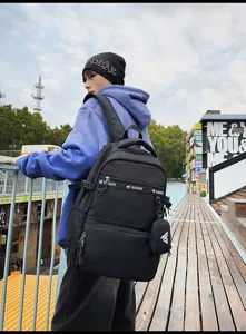 Detailansicht des schwarzen großen Schüler-Rucksacks mit Netzfach und kleiner Tasche
