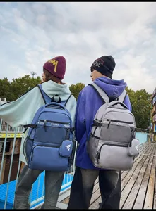 Detailansicht von stilvollen Schulrucksäcken mit großem Fassungsvermögen im Freien