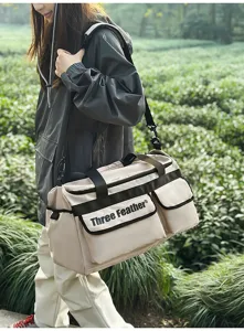 Große beige Reisetasche mit Three Feather Logo, ideal für Fitness und Outdoor.