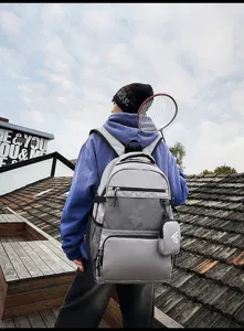 Detailansicht eines großen grauen Rucksacks mit TUSENTE-Branding und kleiner Tasche.