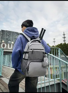 Großer grauer Schulrucksack für Schüler in einer urbanen Außenansicht.