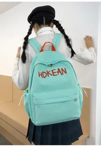 Vue arrière détaillée du sac à dos scolaire vert menthe avec broderie de lettres rouges