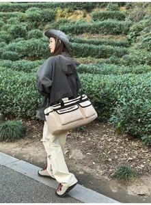 Beigefarbene Outdoor-Reisetasche mit großem Fassungsvermögen und Three Feather-Aufdruck