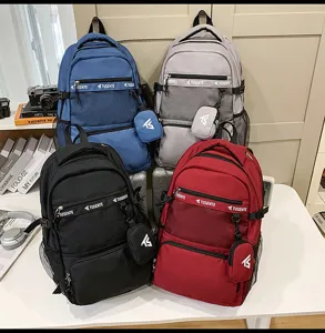 Vier Rucksäcke im akademischen Stil in Blau, Grau, Schwarz und Rot mit Münztaschen