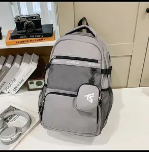 Detailansicht eines grauen Rucksacks im akademischen Stil mit Netztasche und Beutel