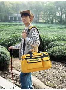 Outdoor-Lifestyle-Foto einer gelben Sportreisetasche mit großem Fassungsvermögen