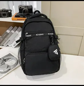 Detailansicht eines schwarzen College-Rucksacks mit TUSENTE-Logo und kleiner Tasche