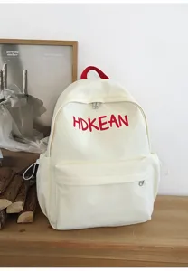 Sac à dos en toile crème avec broderie HOKEAN rouge et poignée.