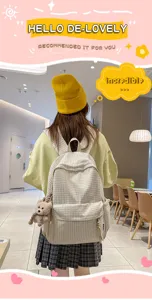 Vue détaillée du motif à carreaux et du charme d'ours sur ce sac à dos d'étudiant chic.